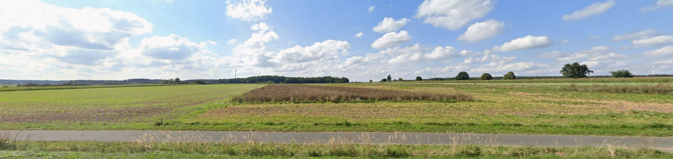 Fränkische Landschaft mit Feldern und blauem Himmel